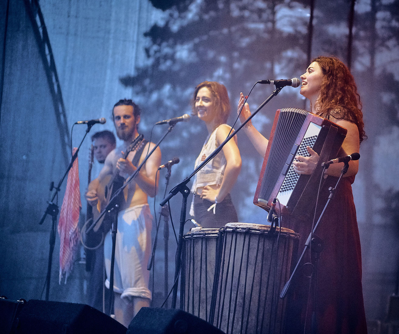 Festiwal Wibracje 3.0. Festiwal Wibracje rokrocznie przyciąga entuzjastów harmonijnego rozwoju, poszukiwaczy wiedzy i pasjonatów życia, spotykających się, by wzajemnie się inspirować i rozwijać swoje potencjały. Kilkutysięczna społeczność charakteryzująca się szczególnym poziomem świadomości rokrocznie wspólnie celebruje radosny czas pośród zieleni drzew, nad słoneczną plażą i w cieniu sosnowego lasu.