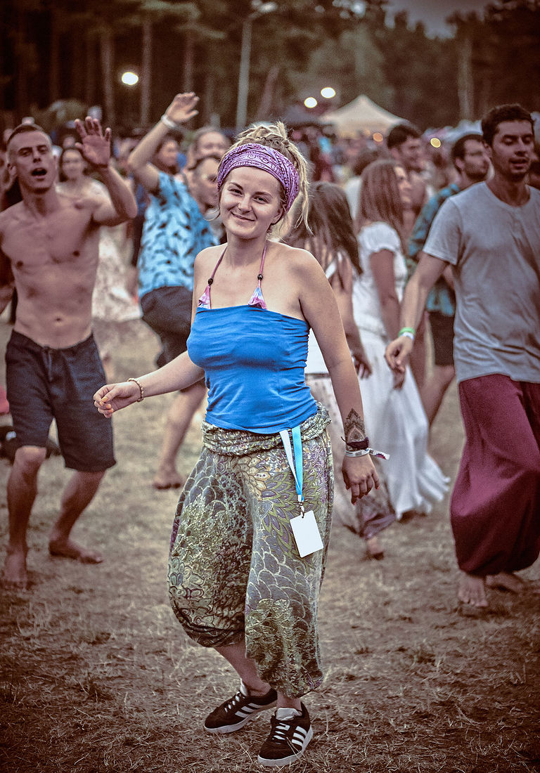 Festiwal Wibracje 3.0. Festiwal Wibracje rokrocznie przyciąga entuzjastów harmonijnego rozwoju, poszukiwaczy wiedzy i pasjonatów życia, spotykających się, by wzajemnie się inspirować i rozwijać swoje potencjały. Kilkutysięczna społeczność charakteryzująca się szczególnym poziomem świadomości rokrocznie wspólnie celebruje radosny czas pośród zieleni drzew, nad słoneczną plażą i w cieniu sosnowego lasu.