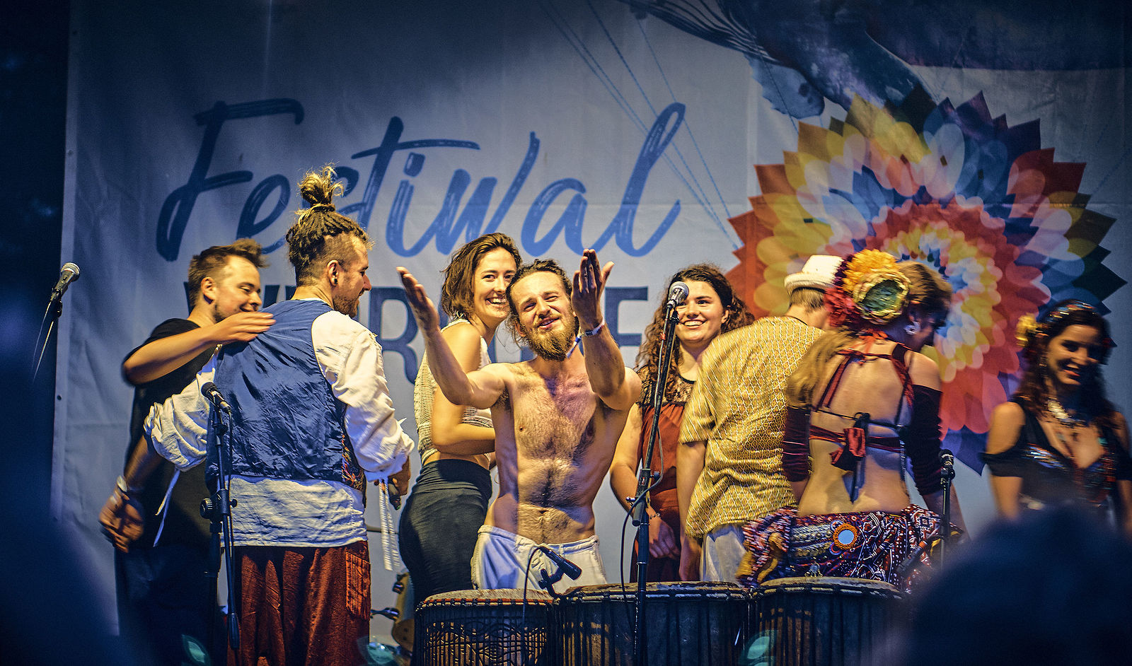 Festiwal Wibracje 3.0. Festiwal Wibracje rokrocznie przyciąga entuzjastów harmonijnego rozwoju, poszukiwaczy wiedzy i pasjonatów życia, spotykających się, by wzajemnie się inspirować i rozwijać swoje potencjały. Kilkutysięczna społeczność charakteryzująca się szczególnym poziomem świadomości rokrocznie wspólnie celebruje radosny czas pośród zieleni drzew, nad słoneczną plażą i w cieniu sosnowego lasu.