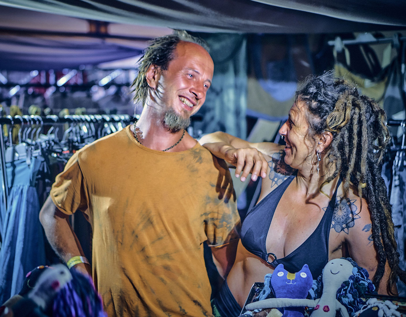 Festiwal Wibracje 3.0. Festiwal Wibracje rokrocznie przyciąga entuzjastów harmonijnego rozwoju, poszukiwaczy wiedzy i pasjonatów życia, spotykających się, by wzajemnie się inspirować i rozwijać swoje potencjały. Kilkutysięczna społeczność charakteryzująca się szczególnym poziomem świadomości rokrocznie wspólnie celebruje radosny czas pośród zieleni drzew, nad słoneczną plażą i w cieniu sosnowego lasu.