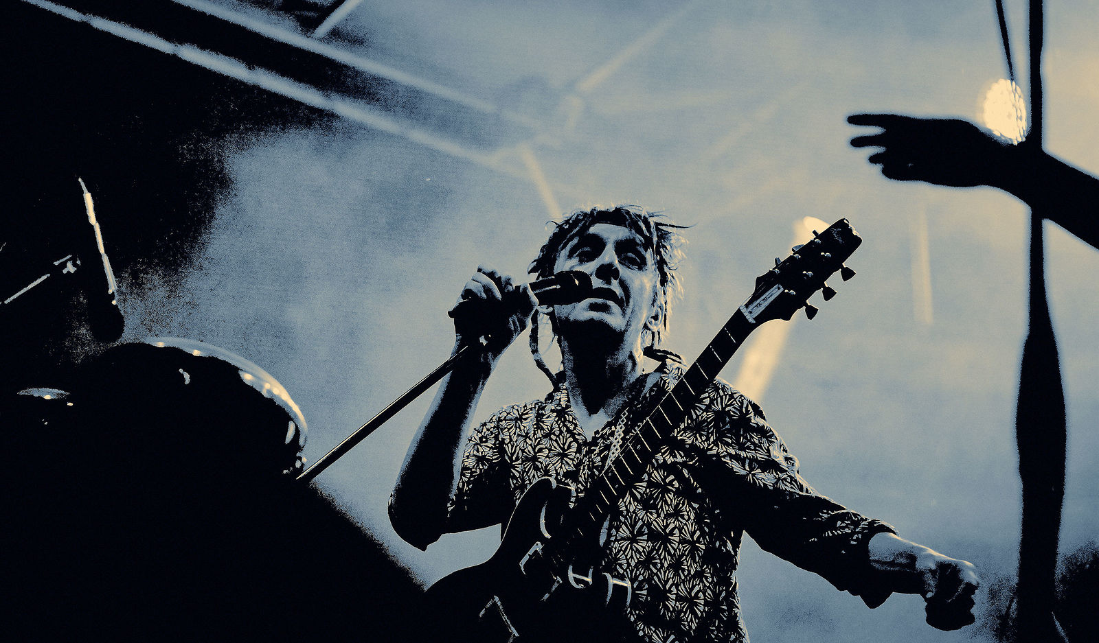 Festiwal Wibracje 3.0. Festiwal Wibracje rokrocznie przyciąga entuzjastów harmonijnego rozwoju, poszukiwaczy wiedzy i pasjonatów życia, spotykających się, by wzajemnie się inspirować i rozwijać swoje potencjały. Kilkutysięczna społeczność charakteryzująca się szczególnym poziomem świadomości rokrocznie wspólnie celebruje radosny czas pośród zieleni drzew, nad słoneczną plażą i w cieniu sosnowego lasu.