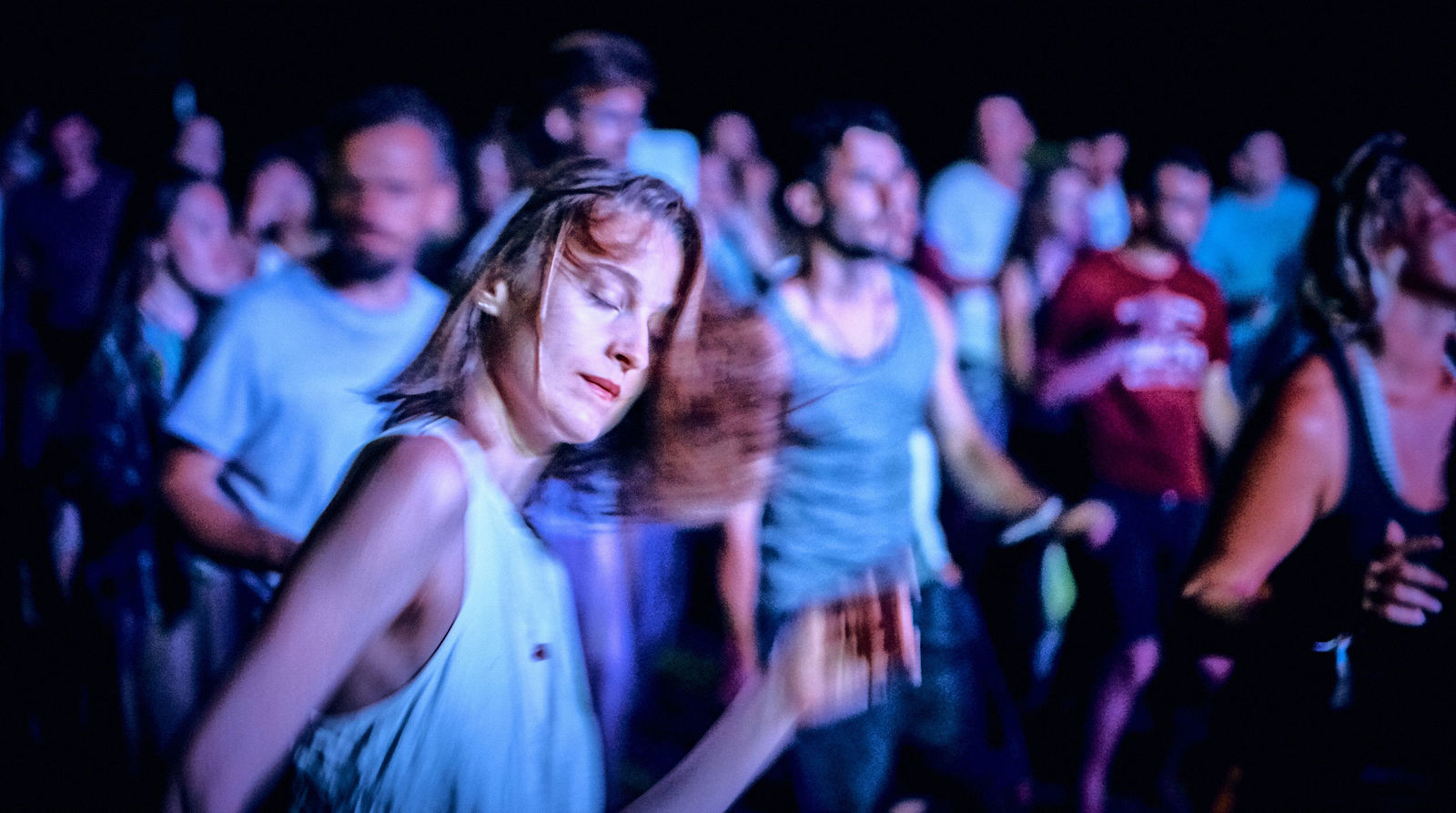 Festiwal Wibracje 3.0. Festiwal Wibracje rokrocznie przyciąga entuzjastów harmonijnego rozwoju, poszukiwaczy wiedzy i pasjonatów życia, spotykających się, by wzajemnie się inspirować i rozwijać swoje potencjały. Kilkutysięczna społeczność charakteryzująca się szczególnym poziomem świadomości rokrocznie wspólnie celebruje radosny czas pośród zieleni drzew, nad słoneczną plażą i w cieniu sosnowego lasu.