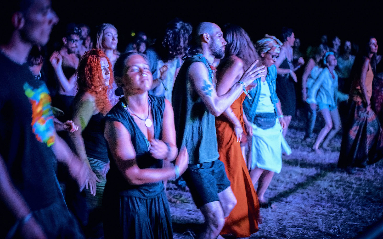 Festiwal Wibracje 3.0. Festiwal Wibracje rokrocznie przyciąga entuzjastów harmonijnego rozwoju, poszukiwaczy wiedzy i pasjonatów życia, spotykających się, by wzajemnie się inspirować i rozwijać swoje potencjały. Kilkutysięczna społeczność charakteryzująca się szczególnym poziomem świadomości rokrocznie wspólnie celebruje radosny czas pośród zieleni drzew, nad słoneczną plażą i w cieniu sosnowego lasu.