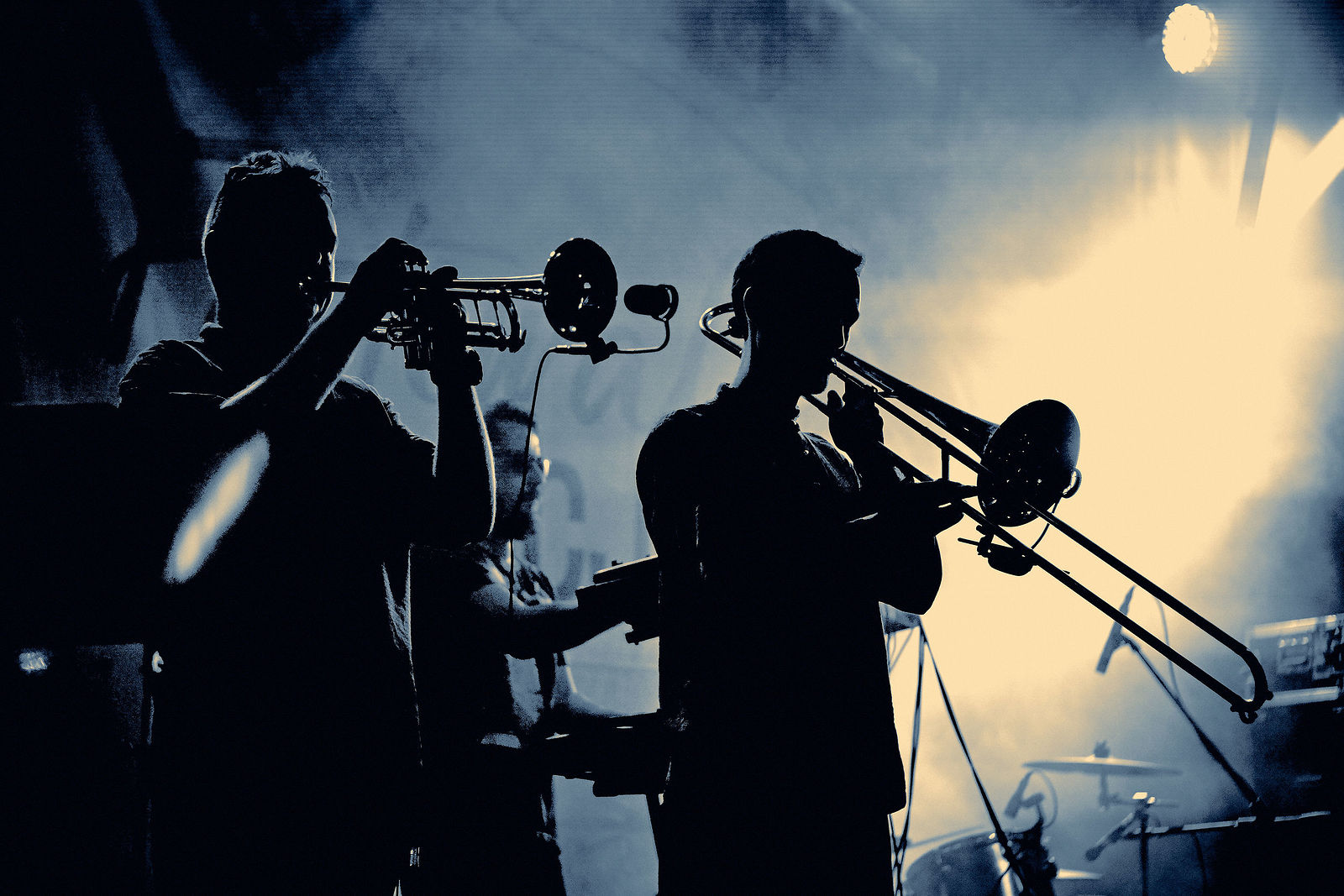 Festiwal Wibracje 3.0. Festiwal Wibracje rokrocznie przyciąga entuzjastów harmonijnego rozwoju, poszukiwaczy wiedzy i pasjonatów życia, spotykających się, by wzajemnie się inspirować i rozwijać swoje potencjały. Kilkutysięczna społeczność charakteryzująca się szczególnym poziomem świadomości rokrocznie wspólnie celebruje radosny czas pośród zieleni drzew, nad słoneczną plażą i w cieniu sosnowego lasu.