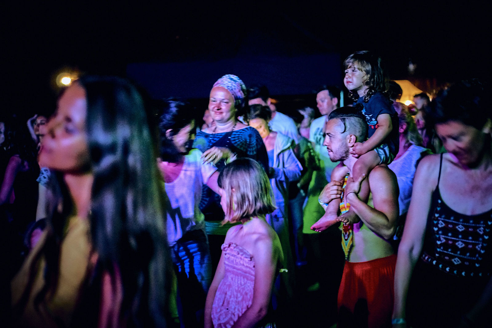 Festiwal Wibracje 3.0. Festiwal Wibracje rokrocznie przyciąga entuzjastów harmonijnego rozwoju, poszukiwaczy wiedzy i pasjonatów życia, spotykających się, by wzajemnie się inspirować i rozwijać swoje potencjały. Kilkutysięczna społeczność charakteryzująca się szczególnym poziomem świadomości rokrocznie wspólnie celebruje radosny czas pośród zieleni drzew, nad słoneczną plażą i w cieniu sosnowego lasu.