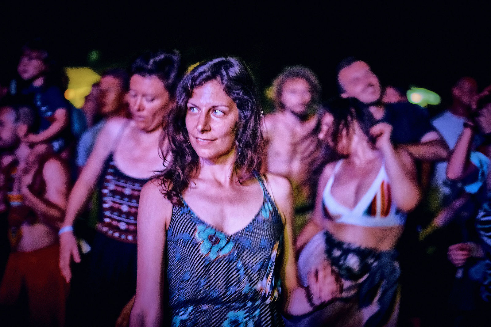 Festiwal Wibracje 3.0. Festiwal Wibracje rokrocznie przyciąga entuzjastów harmonijnego rozwoju, poszukiwaczy wiedzy i pasjonatów życia, spotykających się, by wzajemnie się inspirować i rozwijać swoje potencjały. Kilkutysięczna społeczność charakteryzująca się szczególnym poziomem świadomości rokrocznie wspólnie celebruje radosny czas pośród zieleni drzew, nad słoneczną plażą i w cieniu sosnowego lasu.