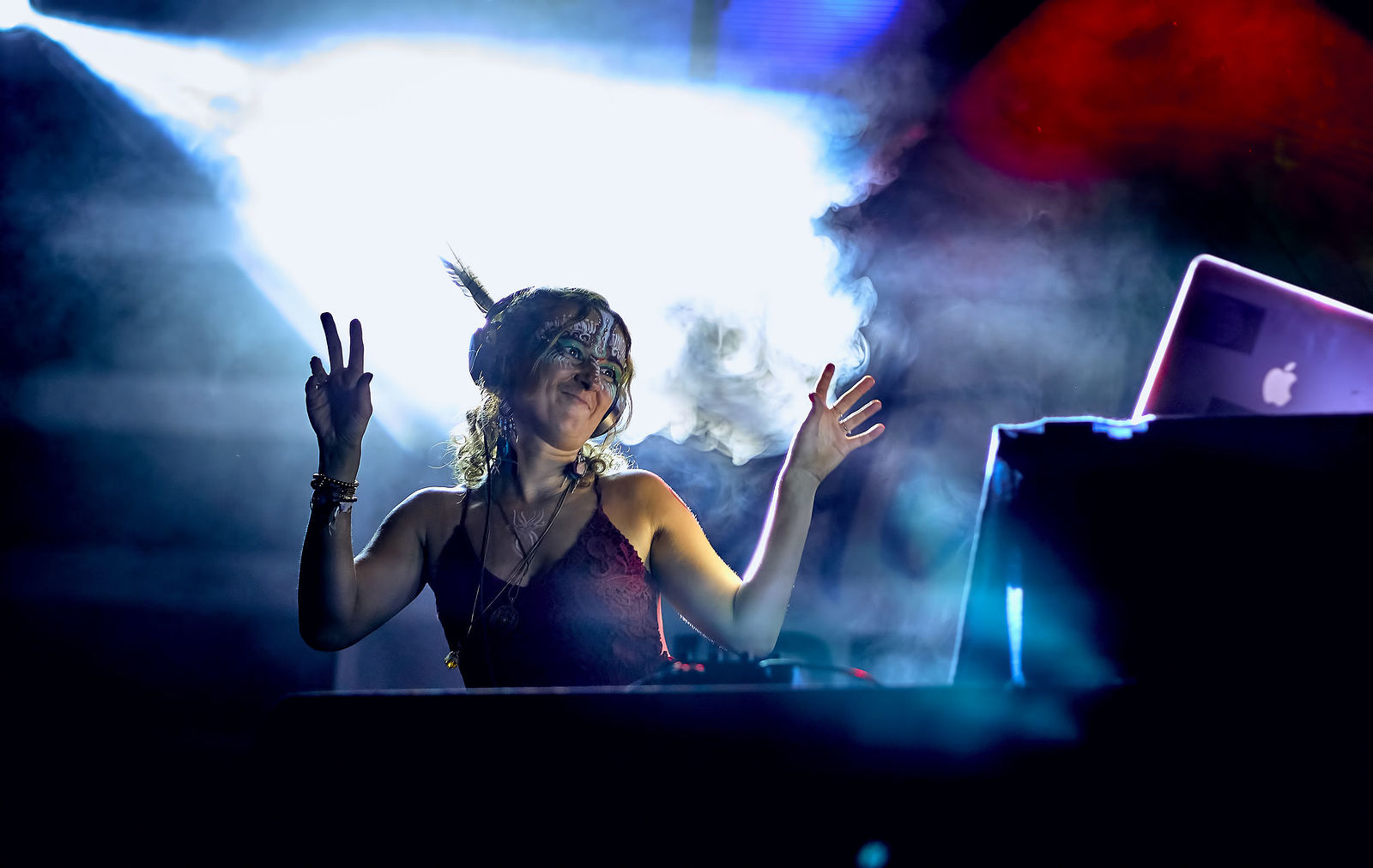 Festiwal Wibracje 3.0. Festiwal Wibracje rokrocznie przyciąga entuzjastów harmonijnego rozwoju, poszukiwaczy wiedzy i pasjonatów życia, spotykających się, by wzajemnie się inspirować i rozwijać swoje potencjały. Kilkutysięczna społeczność charakteryzująca się szczególnym poziomem świadomości rokrocznie wspólnie celebruje radosny czas pośród zieleni drzew, nad słoneczną plażą i w cieniu sosnowego lasu.