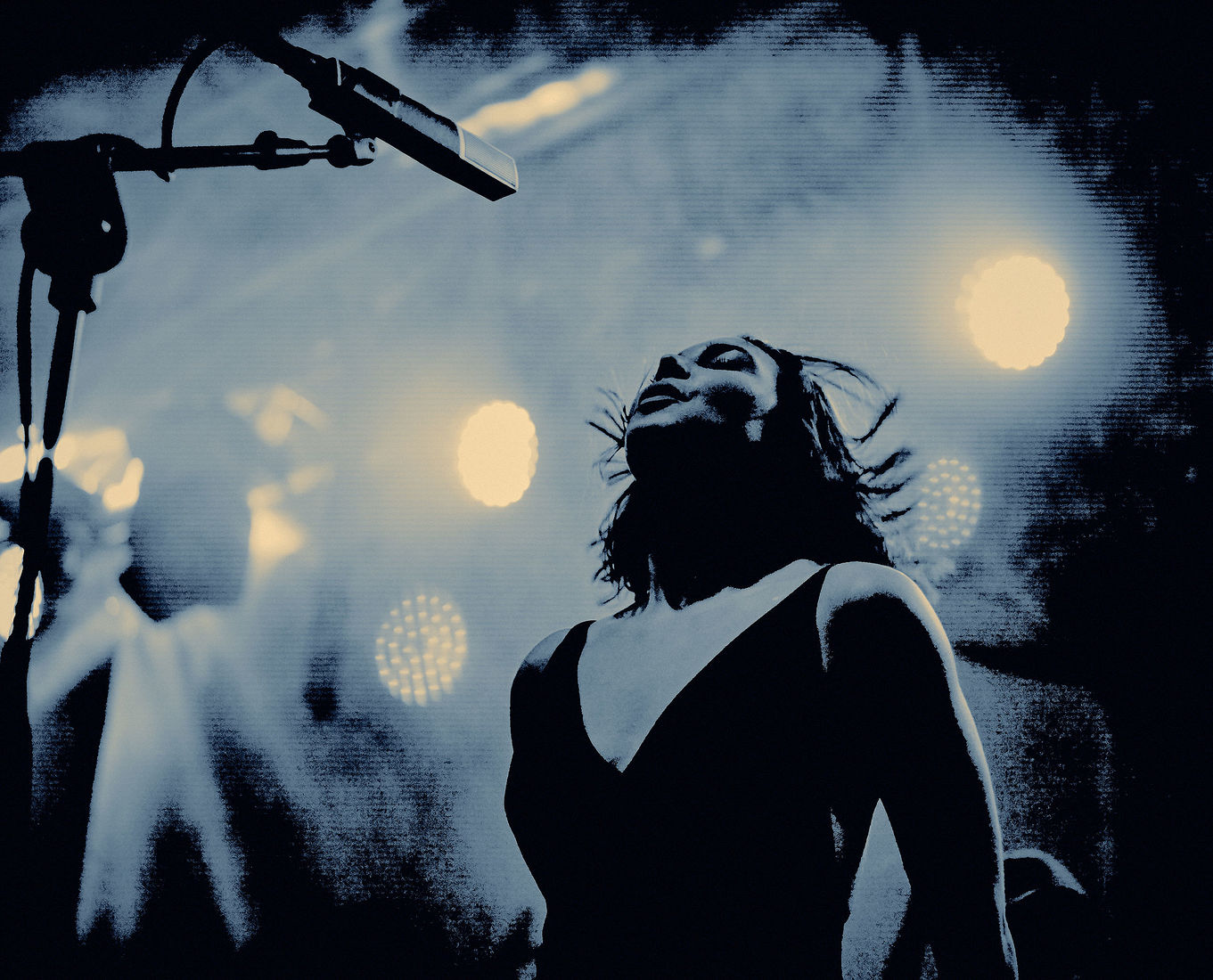 Festiwal Wibracje 3.0. Festiwal Wibracje rokrocznie przyciąga entuzjastów harmonijnego rozwoju, poszukiwaczy wiedzy i pasjonatów życia, spotykających się, by wzajemnie się inspirować i rozwijać swoje potencjały. Kilkutysięczna społeczność charakteryzująca się szczególnym poziomem świadomości rokrocznie wspólnie celebruje radosny czas pośród zieleni drzew, nad słoneczną plażą i w cieniu sosnowego lasu.