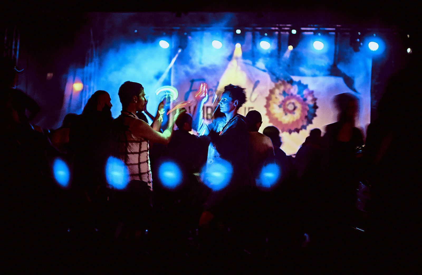 Festiwal Wibracje 3.0. Festiwal Wibracje rokrocznie przyciąga entuzjastów harmonijnego rozwoju, poszukiwaczy wiedzy i pasjonatów życia, spotykających się, by wzajemnie się inspirować i rozwijać swoje potencjały. Kilkutysięczna społeczność charakteryzująca się szczególnym poziomem świadomości rokrocznie wspólnie celebruje radosny czas pośród zieleni drzew, nad słoneczną plażą i w cieniu sosnowego lasu.