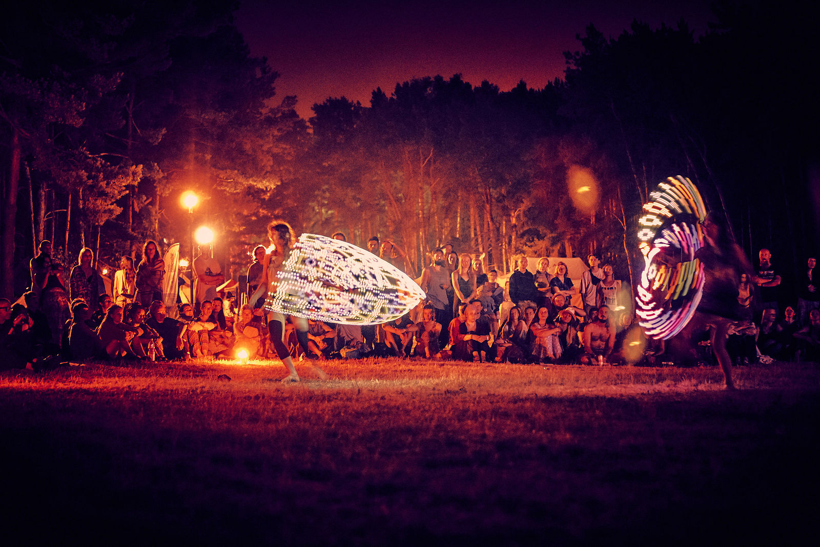 Festiwal Wibracje 3.0. Festiwal Wibracje rokrocznie przyciąga entuzjastów harmonijnego rozwoju, poszukiwaczy wiedzy i pasjonatów życia, spotykających się, by wzajemnie się inspirować i rozwijać swoje potencjały. Kilkutysięczna społeczność charakteryzująca się szczególnym poziomem świadomości rokrocznie wspólnie celebruje radosny czas pośród zieleni drzew, nad słoneczną plażą i w cieniu sosnowego lasu.