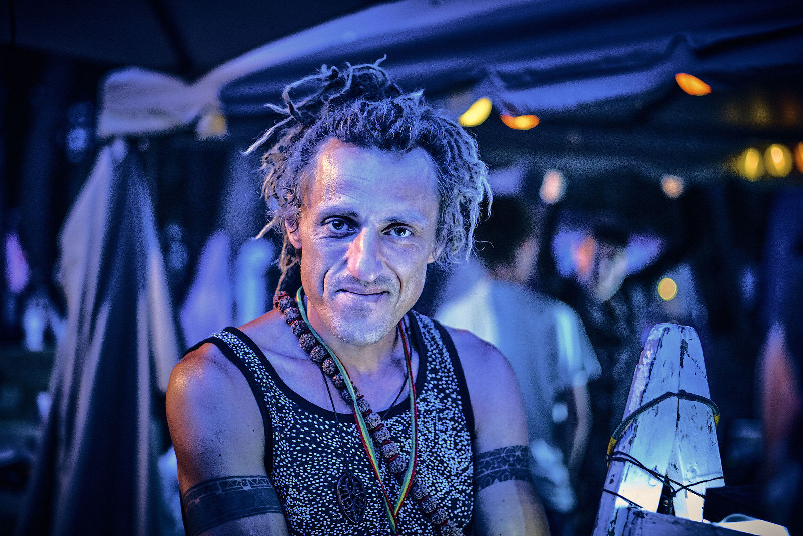 Festiwal Wibracje 3.0. Festiwal Wibracje rokrocznie przyciąga entuzjastów harmonijnego rozwoju, poszukiwaczy wiedzy i pasjonatów życia, spotykających się, by wzajemnie się inspirować i rozwijać swoje potencjały. Kilkutysięczna społeczność charakteryzująca się szczególnym poziomem świadomości rokrocznie wspólnie celebruje radosny czas pośród zieleni drzew, nad słoneczną plażą i w cieniu sosnowego lasu.