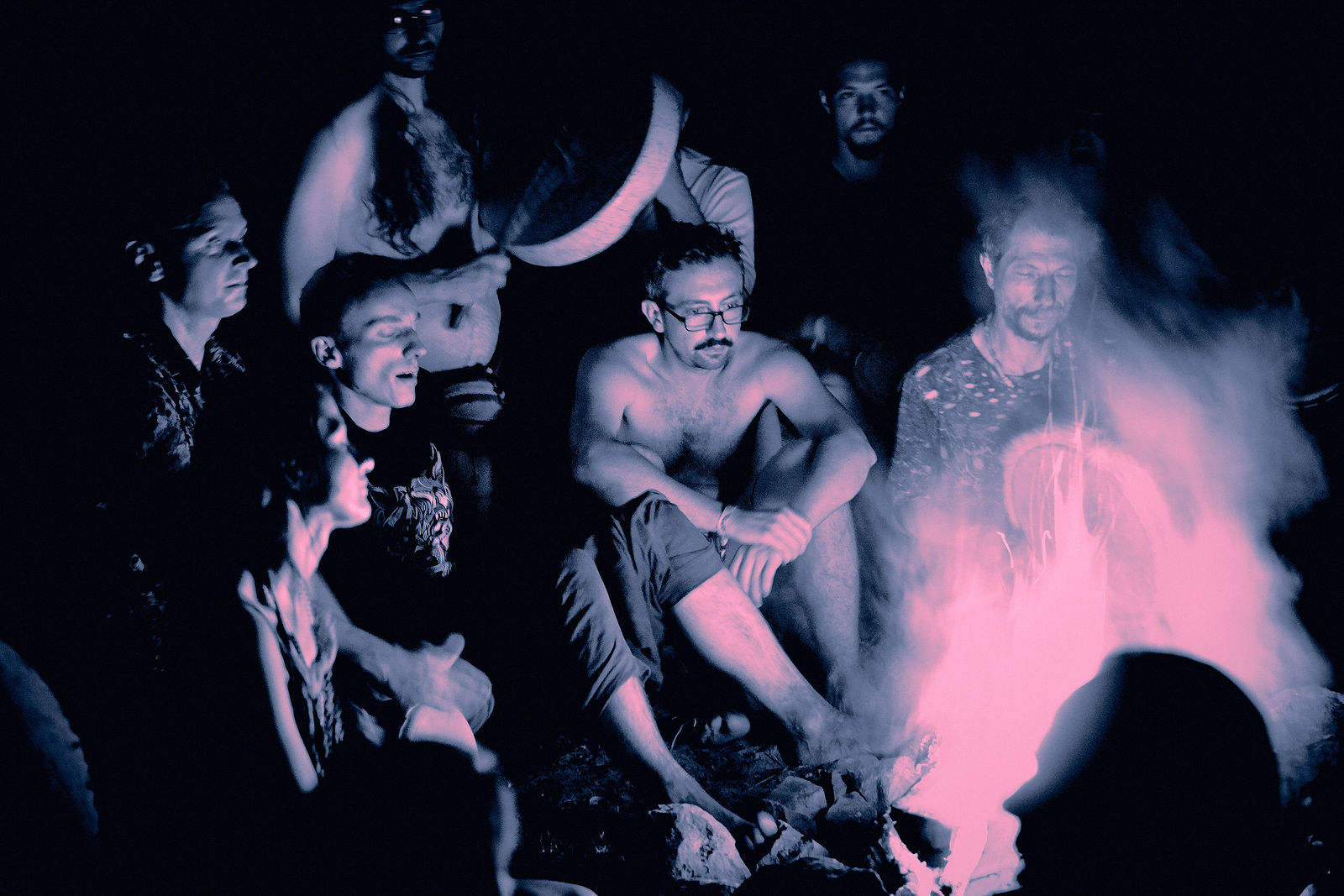 Festiwal Wibracje 3.0. Festiwal Wibracje rokrocznie przyciąga entuzjastów harmonijnego rozwoju, poszukiwaczy wiedzy i pasjonatów życia, spotykających się, by wzajemnie się inspirować i rozwijać swoje potencjały. Kilkutysięczna społeczność charakteryzująca się szczególnym poziomem świadomości rokrocznie wspólnie celebruje radosny czas pośród zieleni drzew, nad słoneczną plażą i w cieniu sosnowego lasu.