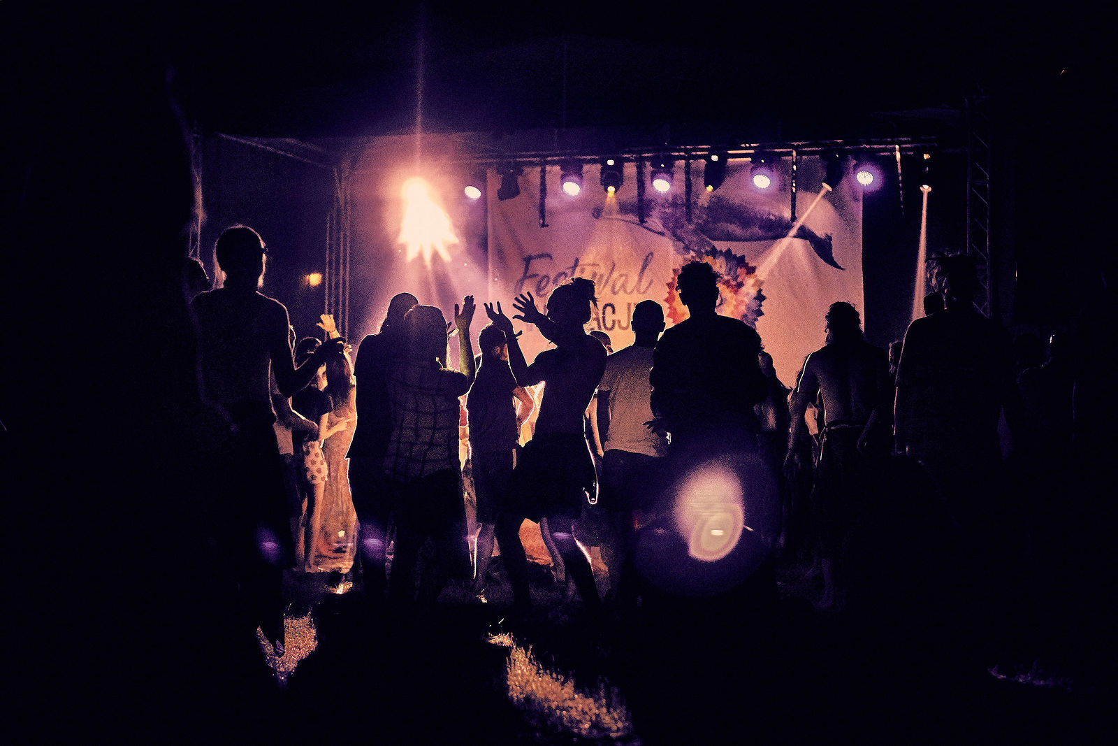 Festiwal Wibracje 3.0. Festiwal Wibracje rokrocznie przyciąga entuzjastów harmonijnego rozwoju, poszukiwaczy wiedzy i pasjonatów życia, spotykających się, by wzajemnie się inspirować i rozwijać swoje potencjały. Kilkutysięczna społeczność charakteryzująca się szczególnym poziomem świadomości rokrocznie wspólnie celebruje radosny czas pośród zieleni drzew, nad słoneczną plażą i w cieniu sosnowego lasu.