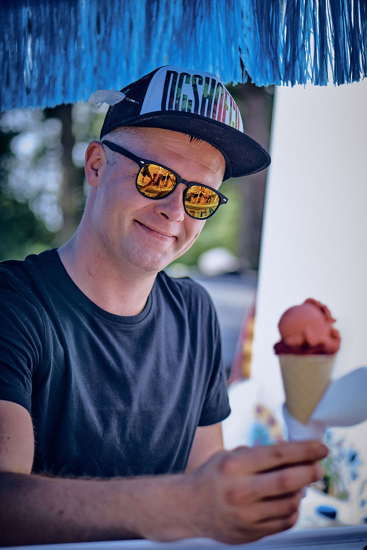 Festiwal Wibracje 3.0. Festiwal Wibracje rokrocznie przyciąga entuzjastów harmonijnego rozwoju, poszukiwaczy wiedzy i pasjonatów życia, spotykających się, by wzajemnie się inspirować i rozwijać swoje potencjały. Kilkutysięczna społeczność charakteryzująca się szczególnym poziomem świadomości rokrocznie wspólnie celebruje radosny czas pośród zieleni drzew, nad słoneczną plażą i w cieniu sosnowego lasu.