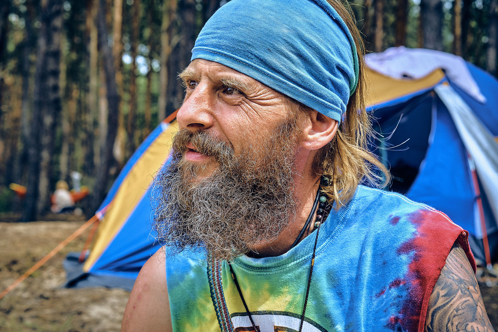 Festiwal Wibracje 3.0. Festiwal Wibracje rokrocznie przyciąga entuzjastów harmonijnego rozwoju, poszukiwaczy wiedzy i pasjonatów życia, spotykających się, by wzajemnie się inspirować i rozwijać swoje potencjały. Kilkutysięczna społeczność charakteryzująca się szczególnym poziomem świadomości rokrocznie wspólnie celebruje radosny czas pośród zieleni drzew, nad słoneczną plażą i w cieniu sosnowego lasu.