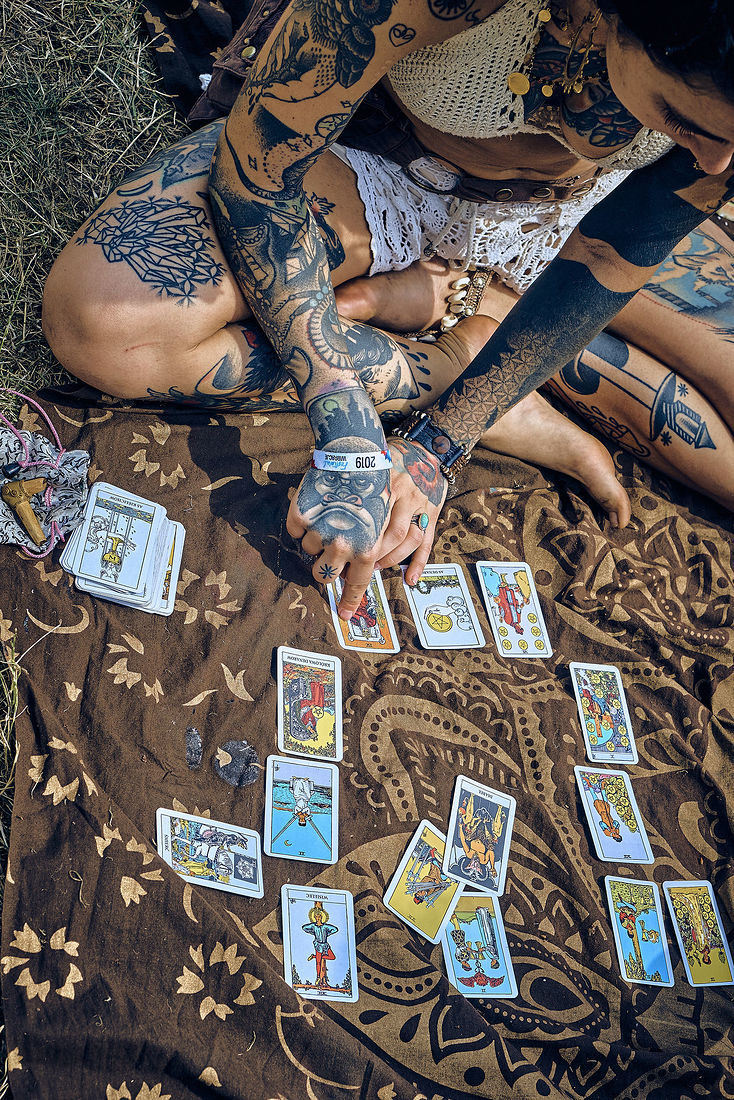 Festiwal Wibracje 3.0. Festiwal Wibracje rokrocznie przyciąga entuzjastów harmonijnego rozwoju, poszukiwaczy wiedzy i pasjonatów życia, spotykających się, by wzajemnie się inspirować i rozwijać swoje potencjały. Kilkutysięczna społeczność charakteryzująca się szczególnym poziomem świadomości rokrocznie wspólnie celebruje radosny czas pośród zieleni drzew, nad słoneczną plażą i w cieniu sosnowego lasu.