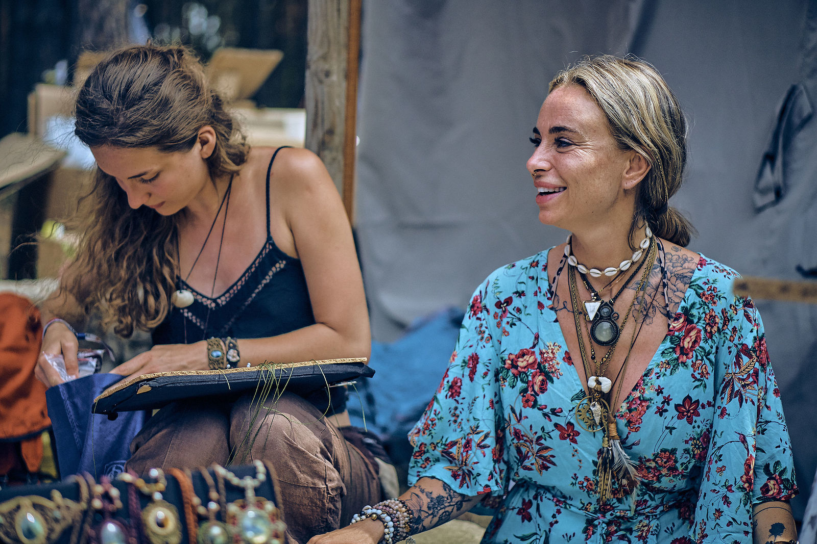 Festiwal Wibracje 3.0. Festiwal Wibracje rokrocznie przyciąga entuzjastów harmonijnego rozwoju, poszukiwaczy wiedzy i pasjonatów życia, spotykających się, by wzajemnie się inspirować i rozwijać swoje potencjały. Kilkutysięczna społeczność charakteryzująca się szczególnym poziomem świadomości rokrocznie wspólnie celebruje radosny czas pośród zieleni drzew, nad słoneczną plażą i w cieniu sosnowego lasu.