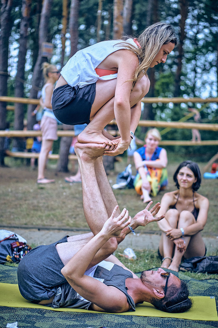 Festiwal Wibracje 3.0. Festiwal Wibracje rokrocznie przyciąga entuzjastów harmonijnego rozwoju, poszukiwaczy wiedzy i pasjonatów życia, spotykających się, by wzajemnie się inspirować i rozwijać swoje potencjały. Kilkutysięczna społeczność charakteryzująca się szczególnym poziomem świadomości rokrocznie wspólnie celebruje radosny czas pośród zieleni drzew, nad słoneczną plażą i w cieniu sosnowego lasu.