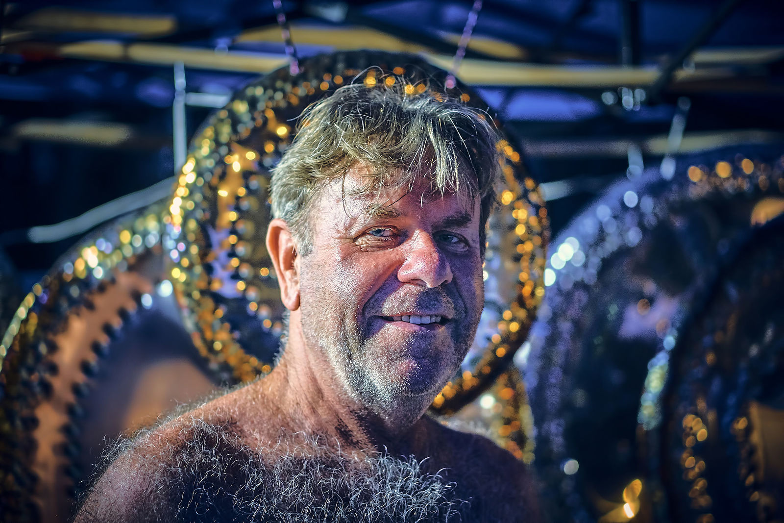 Festiwal Wibracje 3.0. Festiwal Wibracje rokrocznie przyciąga entuzjastów harmonijnego rozwoju, poszukiwaczy wiedzy i pasjonatów życia, spotykających się, by wzajemnie się inspirować i rozwijać swoje potencjały. Kilkutysięczna społeczność charakteryzująca się szczególnym poziomem świadomości rokrocznie wspólnie celebruje radosny czas pośród zieleni drzew, nad słoneczną plażą i w cieniu sosnowego lasu.