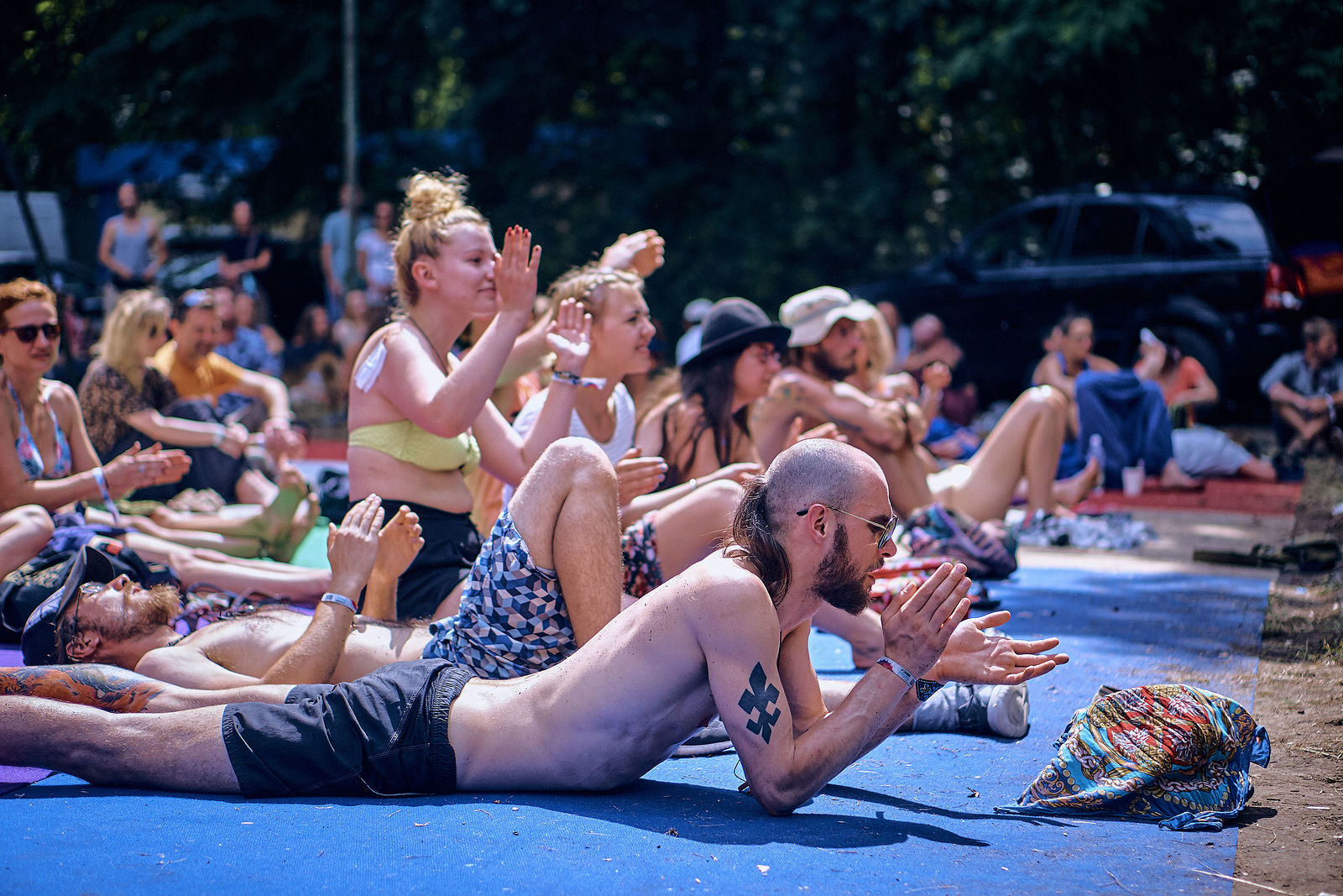 Festiwal Wibracje 3.0. Festiwal Wibracje rokrocznie przyciąga entuzjastów harmonijnego rozwoju, poszukiwaczy wiedzy i pasjonatów życia, spotykających się, by wzajemnie się inspirować i rozwijać swoje potencjały. Kilkutysięczna społeczność charakteryzująca się szczególnym poziomem świadomości rokrocznie wspólnie celebruje radosny czas pośród zieleni drzew, nad słoneczną plażą i w cieniu sosnowego lasu.