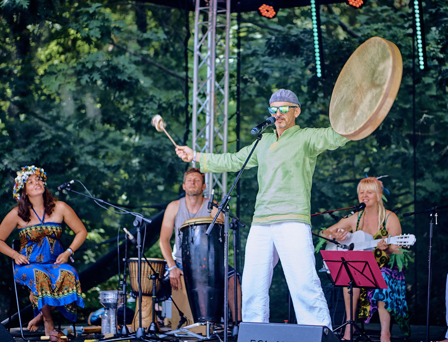 Festiwal Wibracje 3.0. Festiwal Wibracje rokrocznie przyciąga entuzjastów harmonijnego rozwoju, poszukiwaczy wiedzy i pasjonatów życia, spotykających się, by wzajemnie się inspirować i rozwijać swoje potencjały. Kilkutysięczna społeczność charakteryzująca się szczególnym poziomem świadomości rokrocznie wspólnie celebruje radosny czas pośród zieleni drzew, nad słoneczną plażą i w cieniu sosnowego lasu.