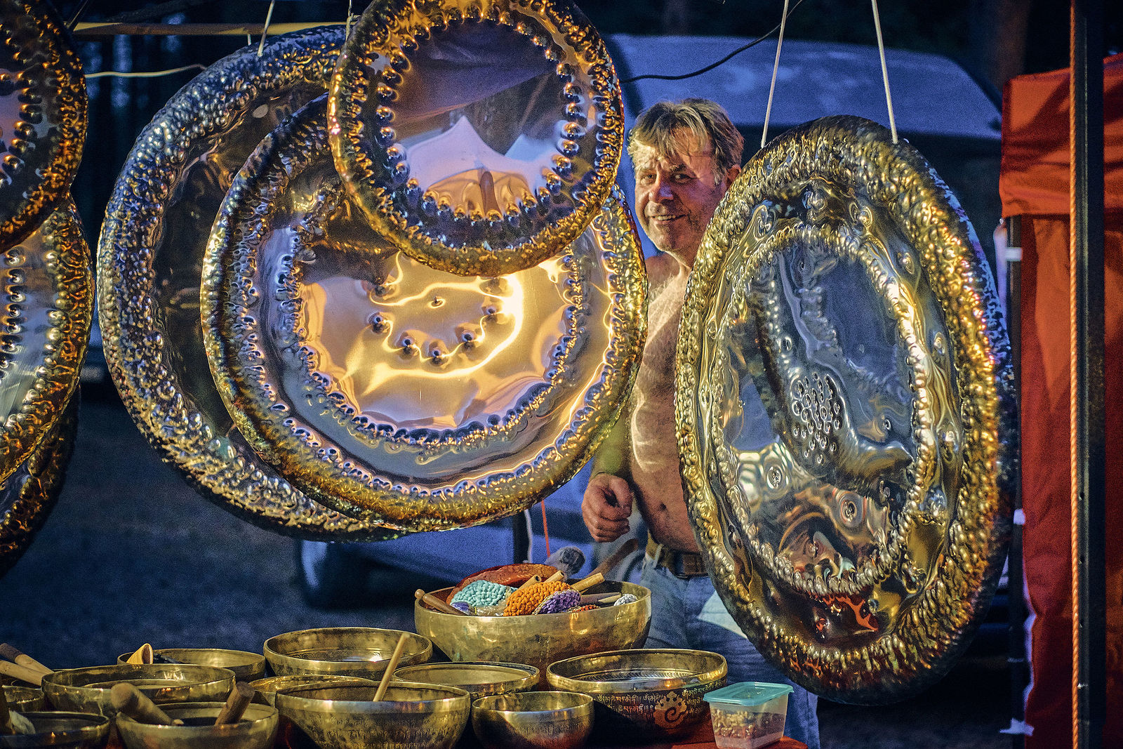 Festiwal Wibracje 3.0. Festiwal Wibracje rokrocznie przyciąga entuzjastów harmonijnego rozwoju, poszukiwaczy wiedzy i pasjonatów życia, spotykających się, by wzajemnie się inspirować i rozwijać swoje potencjały. Kilkutysięczna społeczność charakteryzująca się szczególnym poziomem świadomości rokrocznie wspólnie celebruje radosny czas pośród zieleni drzew, nad słoneczną plażą i w cieniu sosnowego lasu.