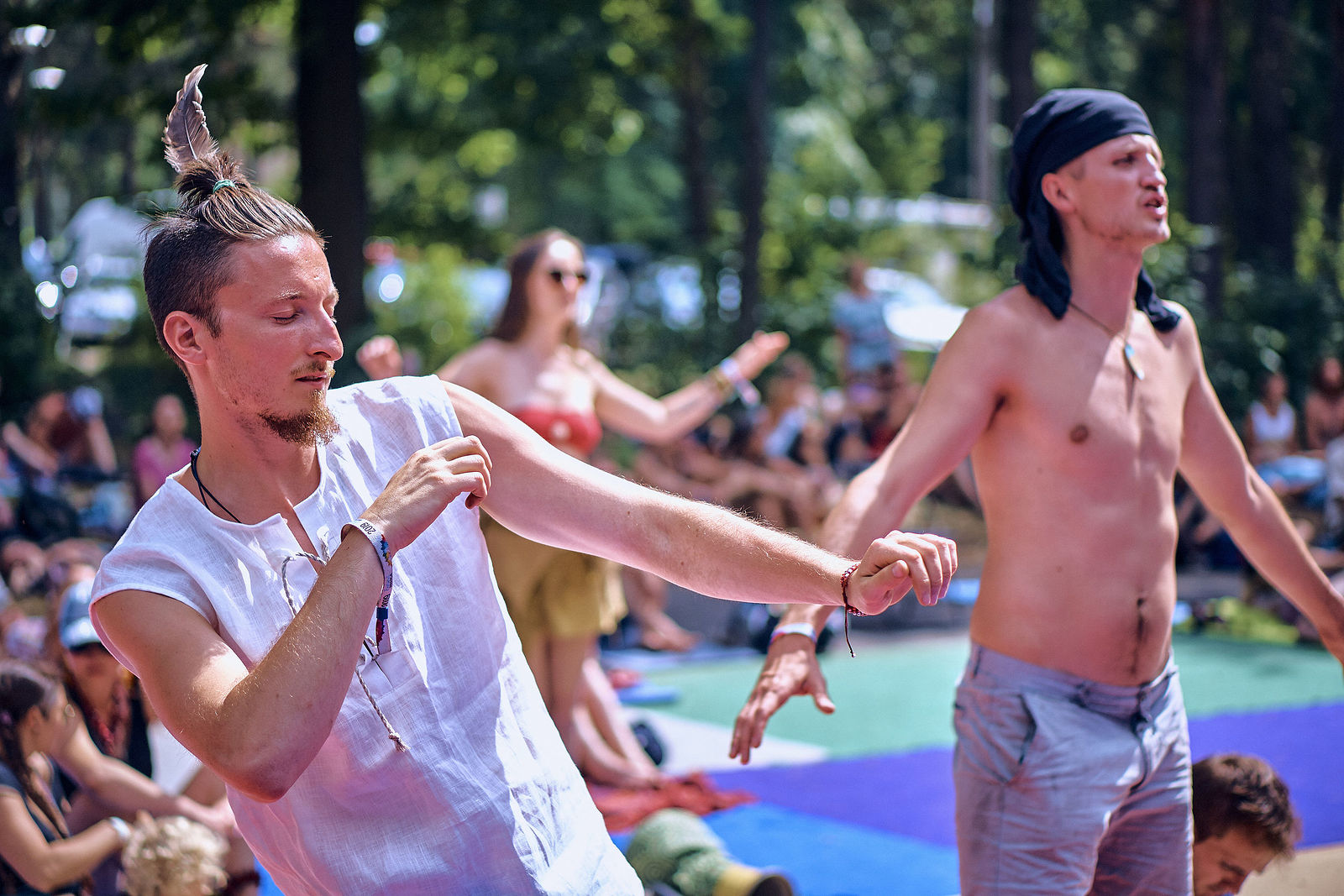 Festiwal Wibracje 3.0. Festiwal Wibracje rokrocznie przyciąga entuzjastów harmonijnego rozwoju, poszukiwaczy wiedzy i pasjonatów życia, spotykających się, by wzajemnie się inspirować i rozwijać swoje potencjały. Kilkutysięczna społeczność charakteryzująca się szczególnym poziomem świadomości rokrocznie wspólnie celebruje radosny czas pośród zieleni drzew, nad słoneczną plażą i w cieniu sosnowego lasu.