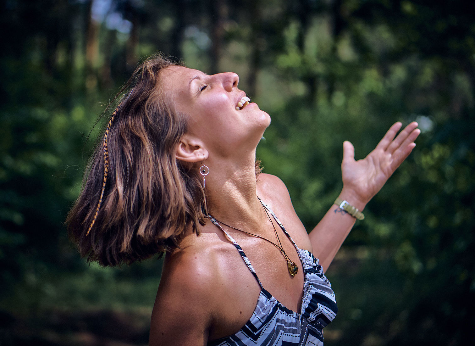 Festiwal Wibracje 3.0. Festiwal Wibracje rokrocznie przyciąga entuzjastów harmonijnego rozwoju, poszukiwaczy wiedzy i pasjonatów życia, spotykających się, by wzajemnie się inspirować i rozwijać swoje potencjały. Kilkutysięczna społeczność charakteryzująca się szczególnym poziomem świadomości rokrocznie wspólnie celebruje radosny czas pośród zieleni drzew, nad słoneczną plażą i w cieniu sosnowego lasu.