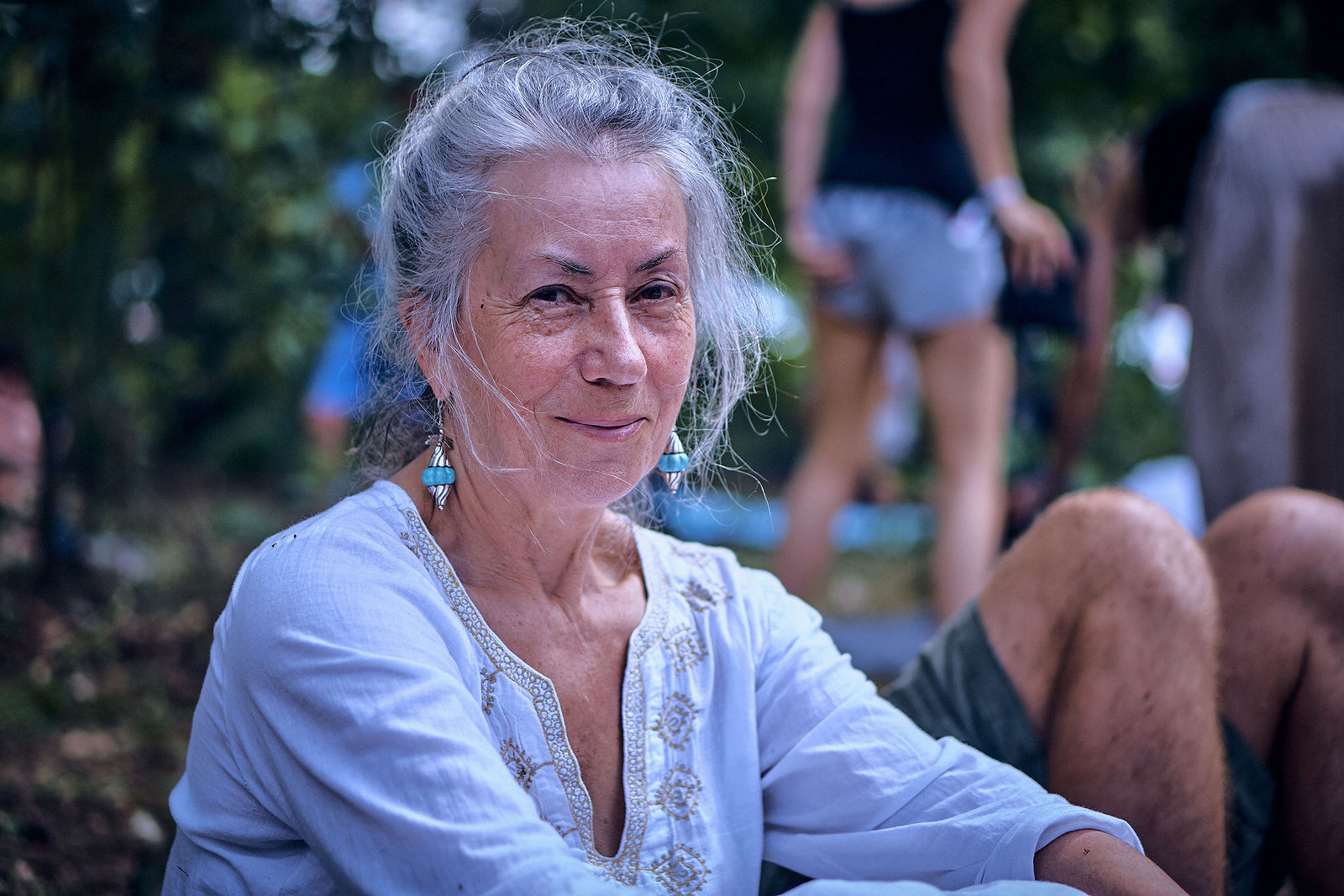 Festiwal Wibracje 3.0. Festiwal Wibracje rokrocznie przyciąga entuzjastów harmonijnego rozwoju, poszukiwaczy wiedzy i pasjonatów życia, spotykających się, by wzajemnie się inspirować i rozwijać swoje potencjały. Kilkutysięczna społeczność charakteryzująca się szczególnym poziomem świadomości rokrocznie wspólnie celebruje radosny czas pośród zieleni drzew, nad słoneczną plażą i w cieniu sosnowego lasu.