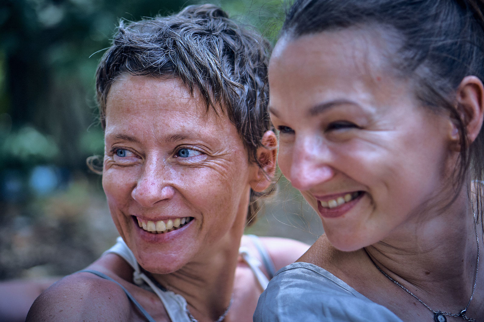 Festiwal Wibracje 3.0. Festiwal Wibracje rokrocznie przyciąga entuzjastów harmonijnego rozwoju, poszukiwaczy wiedzy i pasjonatów życia, spotykających się, by wzajemnie się inspirować i rozwijać swoje potencjały. Kilkutysięczna społeczność charakteryzująca się szczególnym poziomem świadomości rokrocznie wspólnie celebruje radosny czas pośród zieleni drzew, nad słoneczną plażą i w cieniu sosnowego lasu.