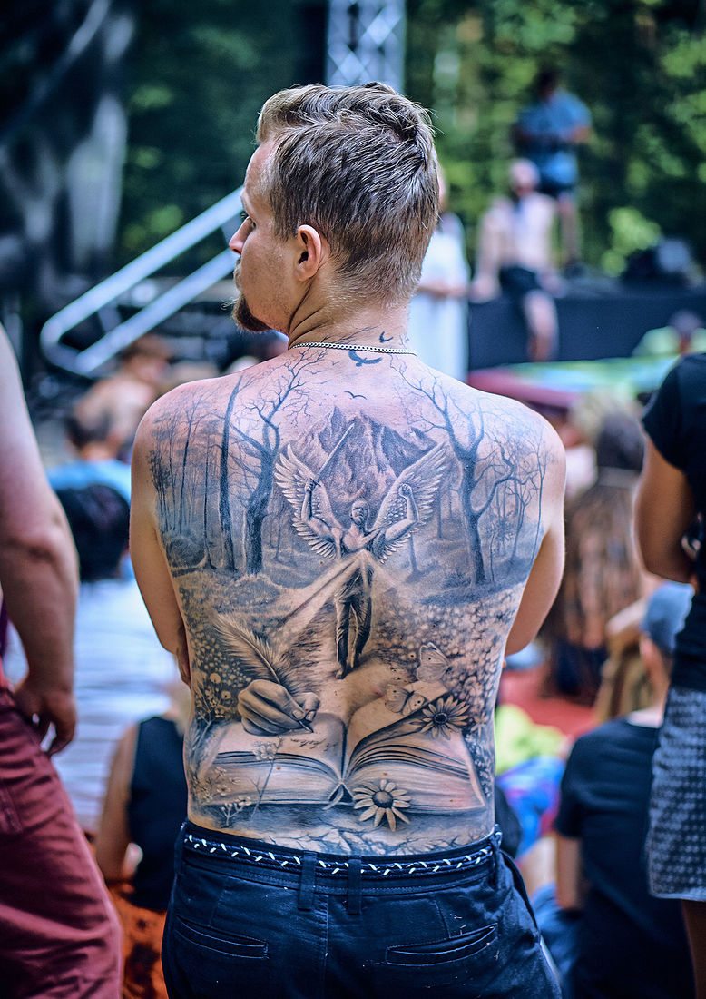 Festiwal Wibracje 3.0. Festiwal Wibracje rokrocznie przyciąga entuzjastów harmonijnego rozwoju, poszukiwaczy wiedzy i pasjonatów życia, spotykających się, by wzajemnie się inspirować i rozwijać swoje potencjały. Kilkutysięczna społeczność charakteryzująca się szczególnym poziomem świadomości rokrocznie wspólnie celebruje radosny czas pośród zieleni drzew, nad słoneczną plażą i w cieniu sosnowego lasu.