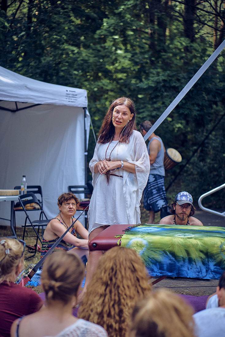 Festiwal Wibracje 3.0. Festiwal Wibracje rokrocznie przyciąga entuzjastów harmonijnego rozwoju, poszukiwaczy wiedzy i pasjonatów życia, spotykających się, by wzajemnie się inspirować i rozwijać swoje potencjały. Kilkutysięczna społeczność charakteryzująca się szczególnym poziomem świadomości rokrocznie wspólnie celebruje radosny czas pośród zieleni drzew, nad słoneczną plażą i w cieniu sosnowego lasu.