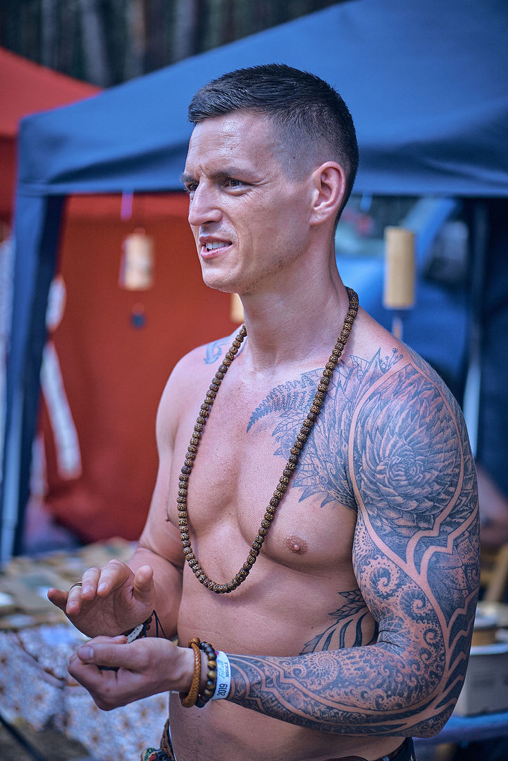 Festiwal Wibracje 3.0. Festiwal Wibracje rokrocznie przyciąga entuzjastów harmonijnego rozwoju, poszukiwaczy wiedzy i pasjonatów życia, spotykających się, by wzajemnie się inspirować i rozwijać swoje potencjały. Kilkutysięczna społeczność charakteryzująca się szczególnym poziomem świadomości rokrocznie wspólnie celebruje radosny czas pośród zieleni drzew, nad słoneczną plażą i w cieniu sosnowego lasu.