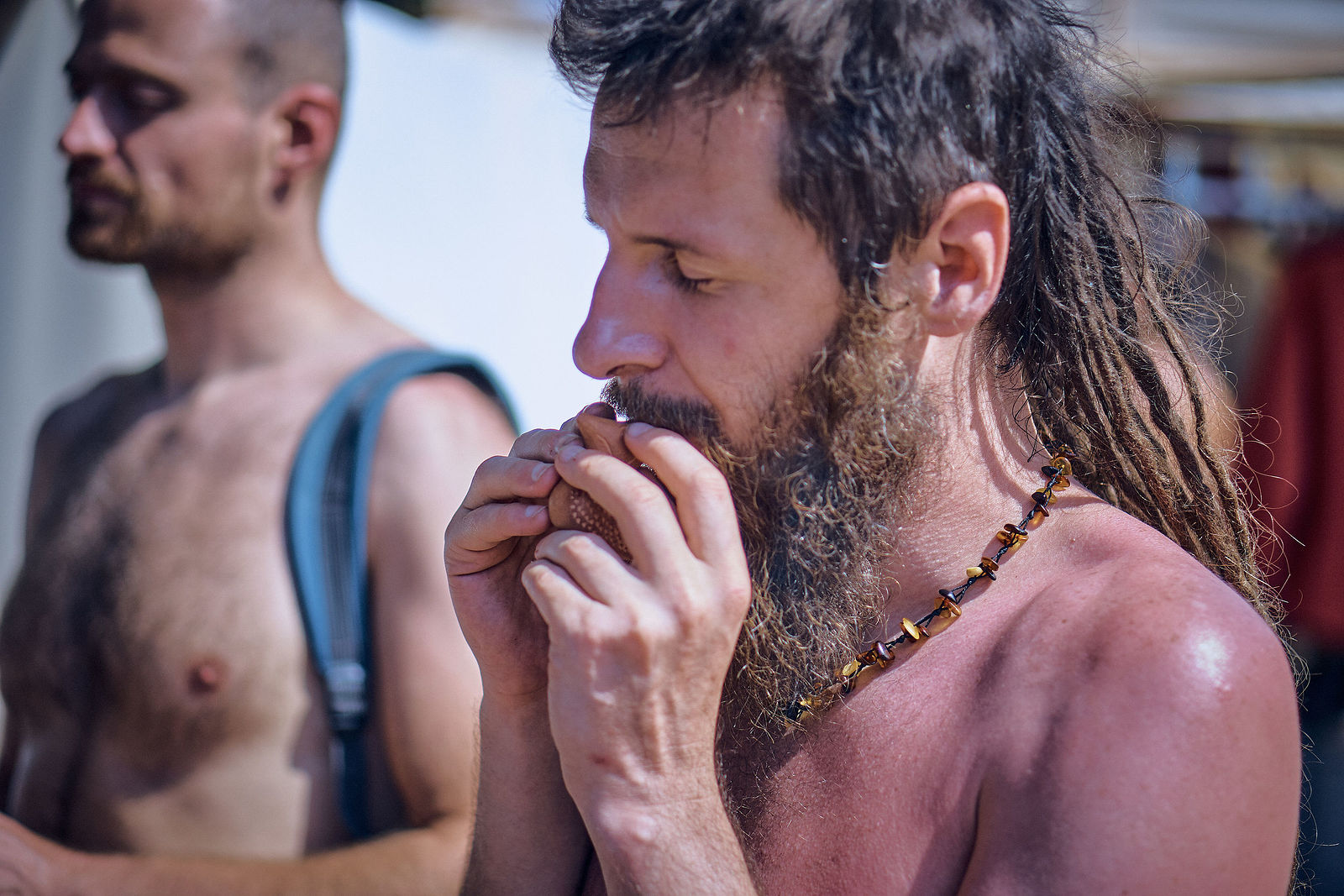 Festiwal Wibracje 3.0. Festiwal Wibracje rokrocznie przyciąga entuzjastów harmonijnego rozwoju, poszukiwaczy wiedzy i pasjonatów życia, spotykających się, by wzajemnie się inspirować i rozwijać swoje potencjały. Kilkutysięczna społeczność charakteryzująca się szczególnym poziomem świadomości rokrocznie wspólnie celebruje radosny czas pośród zieleni drzew, nad słoneczną plażą i w cieniu sosnowego lasu.