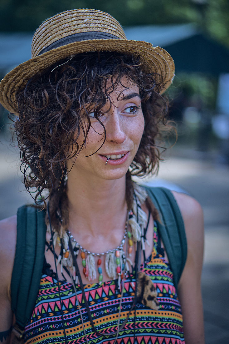 Festiwal Wibracje 3.0. Festiwal Wibracje rokrocznie przyciąga entuzjastów harmonijnego rozwoju, poszukiwaczy wiedzy i pasjonatów życia, spotykających się, by wzajemnie się inspirować i rozwijać swoje potencjały. Kilkutysięczna społeczność charakteryzująca się szczególnym poziomem świadomości rokrocznie wspólnie celebruje radosny czas pośród zieleni drzew, nad słoneczną plażą i w cieniu sosnowego lasu.