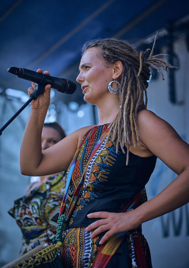 Festiwal Wibracje 3.0. Festiwal Wibracje rokrocznie przyciąga entuzjastów harmonijnego rozwoju, poszukiwaczy wiedzy i pasjonatów życia, spotykających się, by wzajemnie się inspirować i rozwijać swoje potencjały. Kilkutysięczna społeczność charakteryzująca się szczególnym poziomem świadomości rokrocznie wspólnie celebruje radosny czas pośród zieleni drzew, nad słoneczną plażą i w cieniu sosnowego lasu.