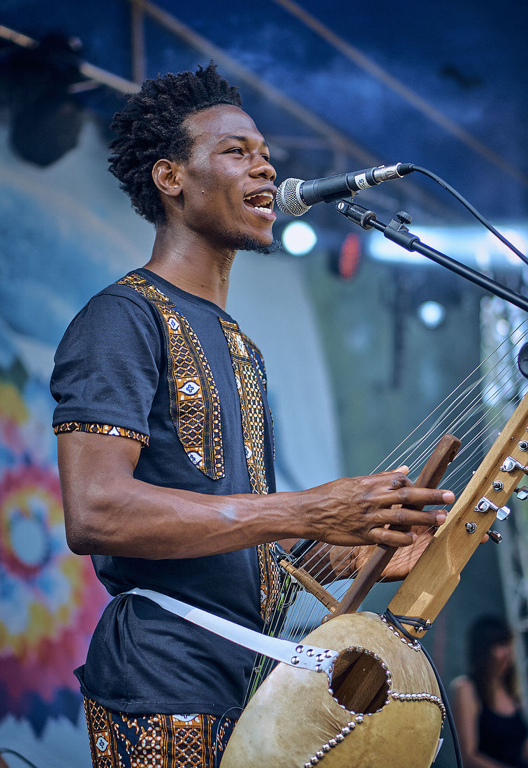 Festiwal Wibracje 3.0. Festiwal Wibracje rokrocznie przyciąga entuzjastów harmonijnego rozwoju, poszukiwaczy wiedzy i pasjonatów życia, spotykających się, by wzajemnie się inspirować i rozwijać swoje potencjały. Kilkutysięczna społeczność charakteryzująca się szczególnym poziomem świadomości rokrocznie wspólnie celebruje radosny czas pośród zieleni drzew, nad słoneczną plażą i w cieniu sosnowego lasu.