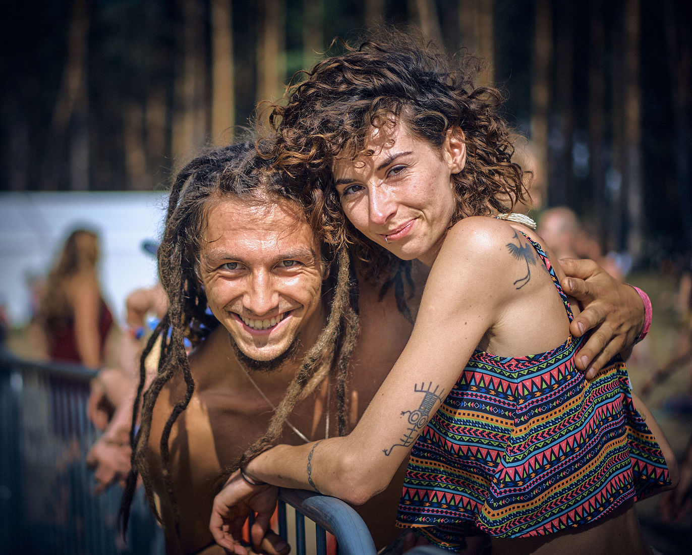 Festiwal Wibracje 3.0. Festiwal Wibracje rokrocznie przyciąga entuzjastów harmonijnego rozwoju, poszukiwaczy wiedzy i pasjonatów życia, spotykających się, by wzajemnie się inspirować i rozwijać swoje potencjały. Kilkutysięczna społeczność charakteryzująca się szczególnym poziomem świadomości rokrocznie wspólnie celebruje radosny czas pośród zieleni drzew, nad słoneczną plażą i w cieniu sosnowego lasu.