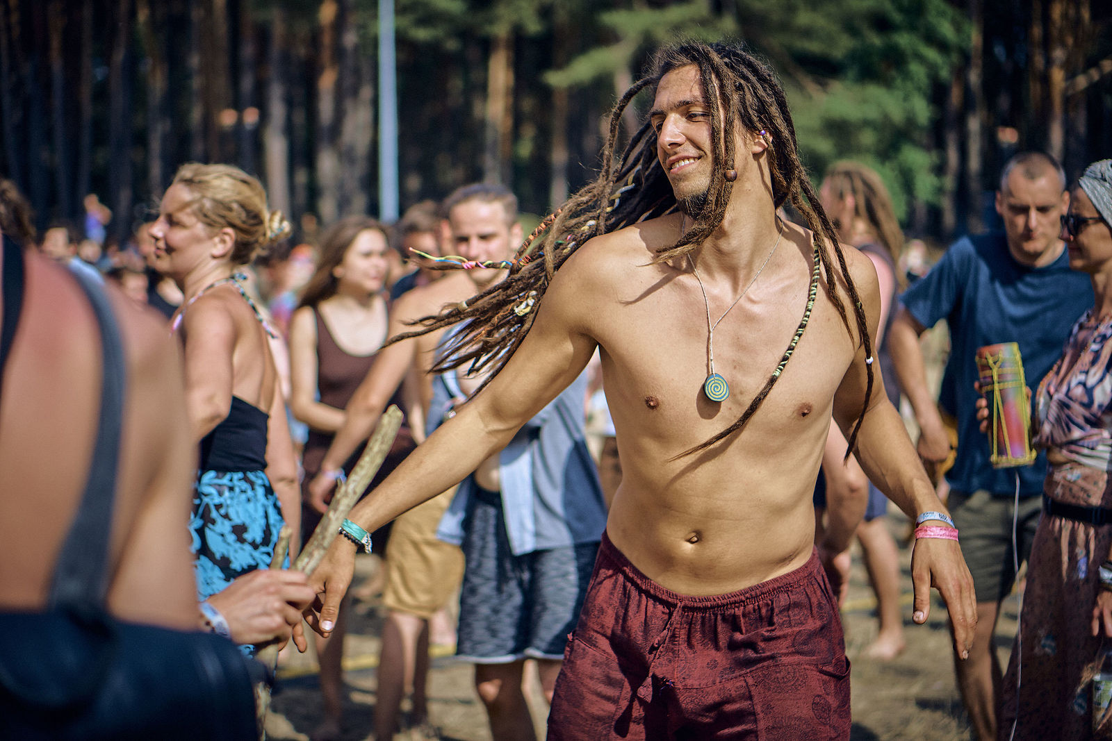 Festiwal Wibracje 3.0. Festiwal Wibracje rokrocznie przyciąga entuzjastów harmonijnego rozwoju, poszukiwaczy wiedzy i pasjonatów życia, spotykających się, by wzajemnie się inspirować i rozwijać swoje potencjały. Kilkutysięczna społeczność charakteryzująca się szczególnym poziomem świadomości rokrocznie wspólnie celebruje radosny czas pośród zieleni drzew, nad słoneczną plażą i w cieniu sosnowego lasu.