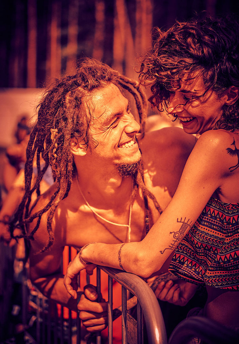 Festiwal Wibracje 3.0. Festiwal Wibracje rokrocznie przyciąga entuzjastów harmonijnego rozwoju, poszukiwaczy wiedzy i pasjonatów życia, spotykających się, by wzajemnie się inspirować i rozwijać swoje potencjały. Kilkutysięczna społeczność charakteryzująca się szczególnym poziomem świadomości rokrocznie wspólnie celebruje radosny czas pośród zieleni drzew, nad słoneczną plażą i w cieniu sosnowego lasu.