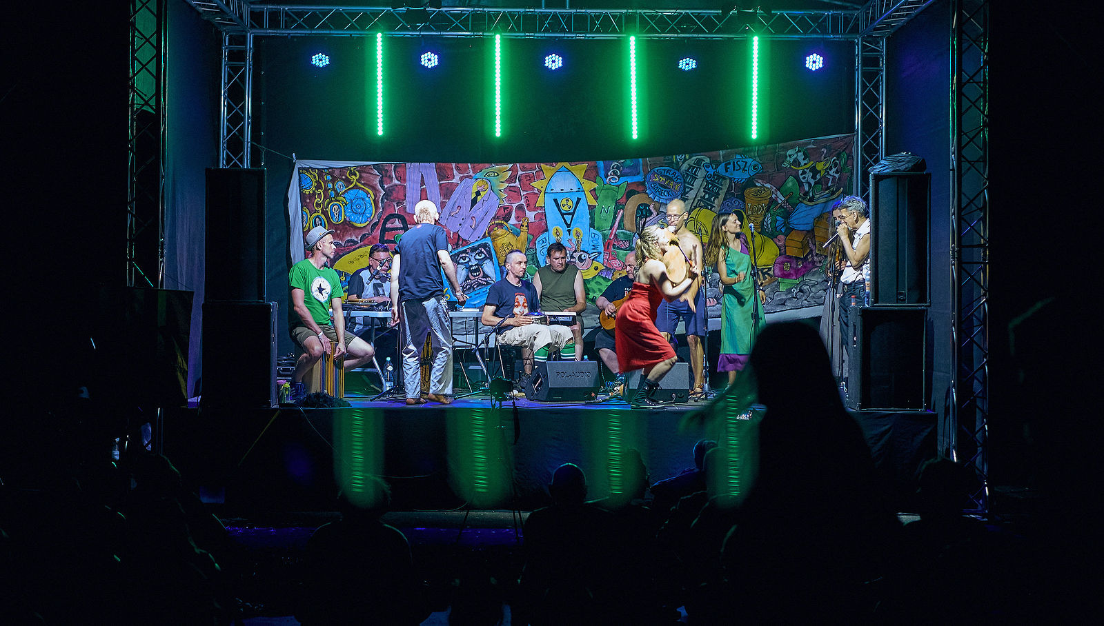 Festiwal Wibracje 3.0. Festiwal Wibracje rokrocznie przyciąga entuzjastów harmonijnego rozwoju, poszukiwaczy wiedzy i pasjonatów życia, spotykających się, by wzajemnie się inspirować i rozwijać swoje potencjały. Kilkutysięczna społeczność charakteryzująca się szczególnym poziomem świadomości rokrocznie wspólnie celebruje radosny czas pośród zieleni drzew, nad słoneczną plażą i w cieniu sosnowego lasu.