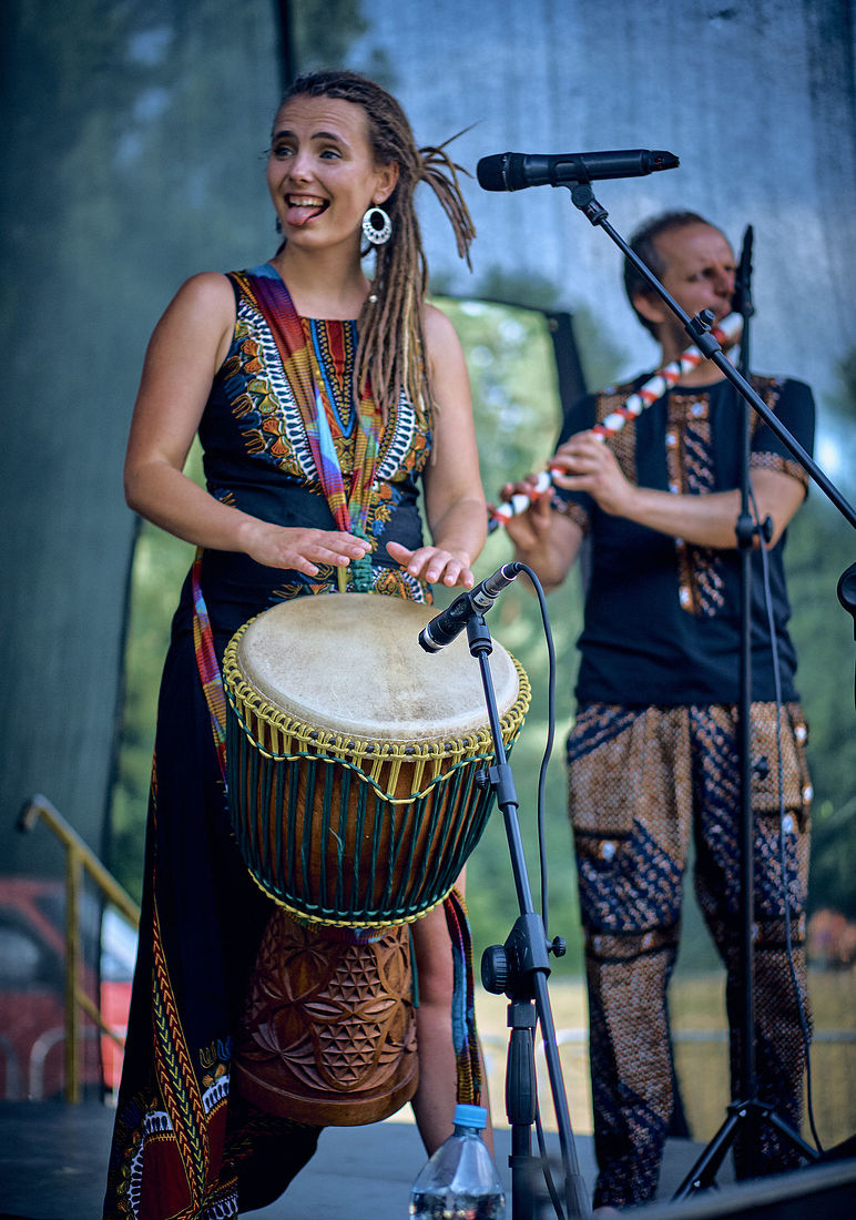 Festiwal Wibracje 3.0. Festiwal Wibracje rokrocznie przyciąga entuzjastów harmonijnego rozwoju, poszukiwaczy wiedzy i pasjonatów życia, spotykających się, by wzajemnie się inspirować i rozwijać swoje potencjały. Kilkutysięczna społeczność charakteryzująca się szczególnym poziomem świadomości rokrocznie wspólnie celebruje radosny czas pośród zieleni drzew, nad słoneczną plażą i w cieniu sosnowego lasu.