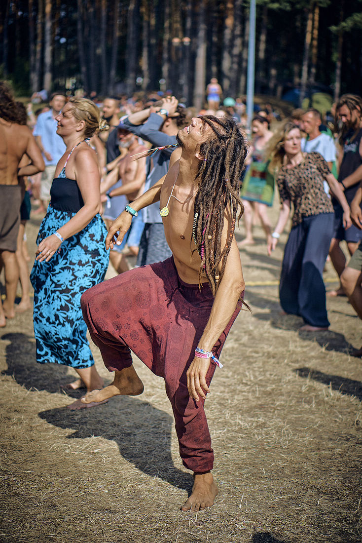 Festiwal Wibracje 3.0. Festiwal Wibracje rokrocznie przyciąga entuzjastów harmonijnego rozwoju, poszukiwaczy wiedzy i pasjonatów życia, spotykających się, by wzajemnie się inspirować i rozwijać swoje potencjały. Kilkutysięczna społeczność charakteryzująca się szczególnym poziomem świadomości rokrocznie wspólnie celebruje radosny czas pośród zieleni drzew, nad słoneczną plażą i w cieniu sosnowego lasu.