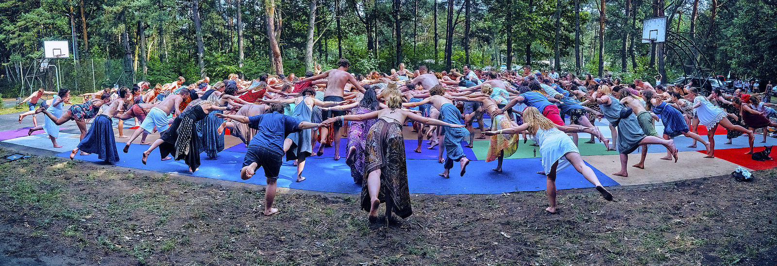 Festiwal Wibracje 3.0. Festiwal Wibracje rokrocznie przyciąga entuzjastów harmonijnego rozwoju, poszukiwaczy wiedzy i pasjonatów życia, spotykających się, by wzajemnie się inspirować i rozwijać swoje potencjały. Kilkutysięczna społeczność charakteryzująca się szczególnym poziomem świadomości rokrocznie wspólnie celebruje radosny czas pośród zieleni drzew, nad słoneczną plażą i w cieniu sosnowego lasu.