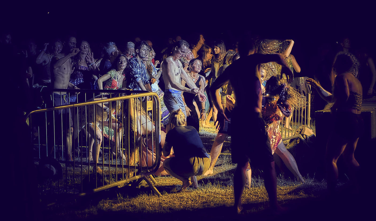 Festiwal Wibracje 3.0. Festiwal Wibracje rokrocznie przyciąga entuzjastów harmonijnego rozwoju, poszukiwaczy wiedzy i pasjonatów życia, spotykających się, by wzajemnie się inspirować i rozwijać swoje potencjały. Kilkutysięczna społeczność charakteryzująca się szczególnym poziomem świadomości rokrocznie wspólnie celebruje radosny czas pośród zieleni drzew, nad słoneczną plażą i w cieniu sosnowego lasu.