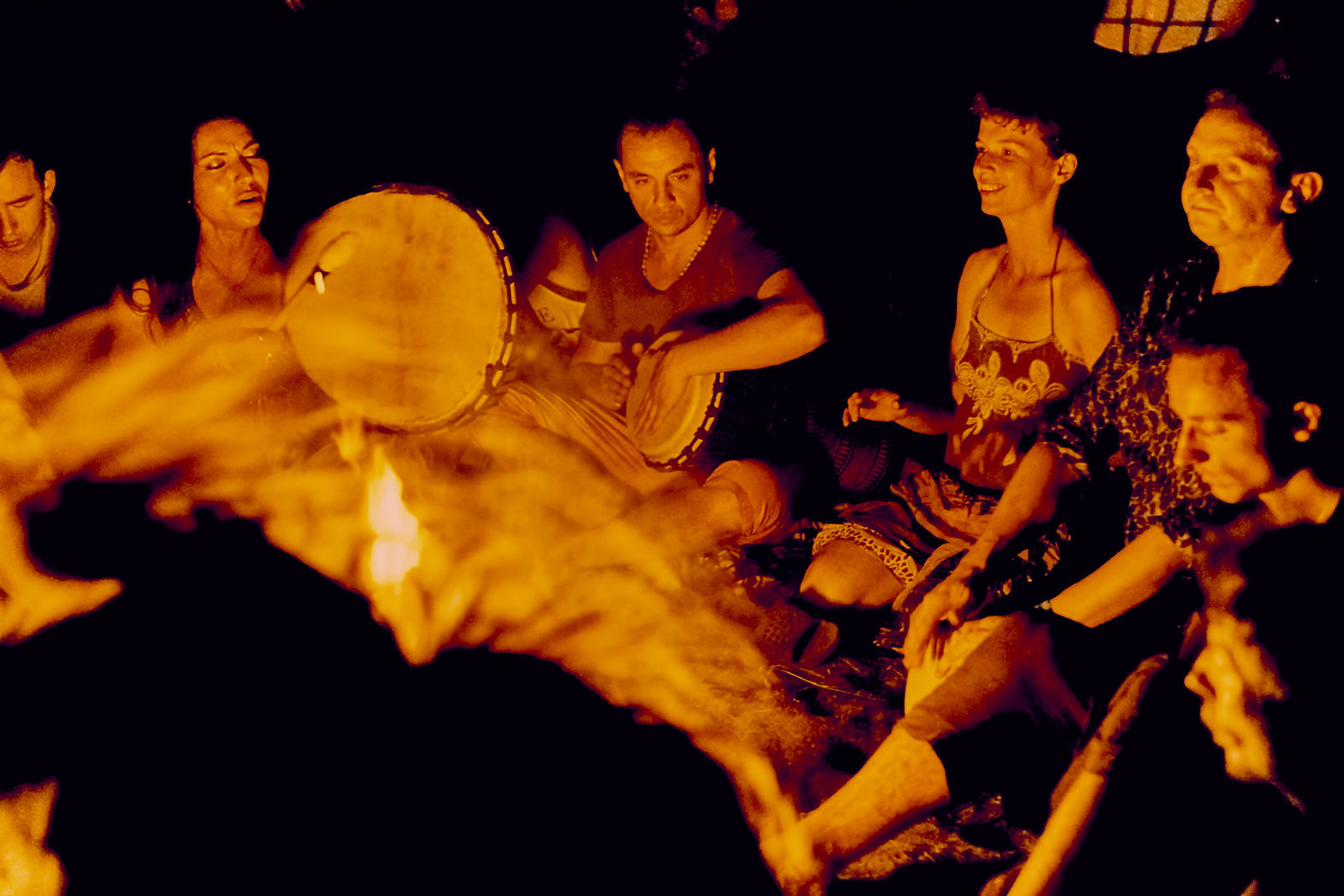 Festiwal Wibracje 3.0. Festiwal Wibracje rokrocznie przyciąga entuzjastów harmonijnego rozwoju, poszukiwaczy wiedzy i pasjonatów życia, spotykających się, by wzajemnie się inspirować i rozwijać swoje potencjały. Kilkutysięczna społeczność charakteryzująca się szczególnym poziomem świadomości rokrocznie wspólnie celebruje radosny czas pośród zieleni drzew, nad słoneczną plażą i w cieniu sosnowego lasu.