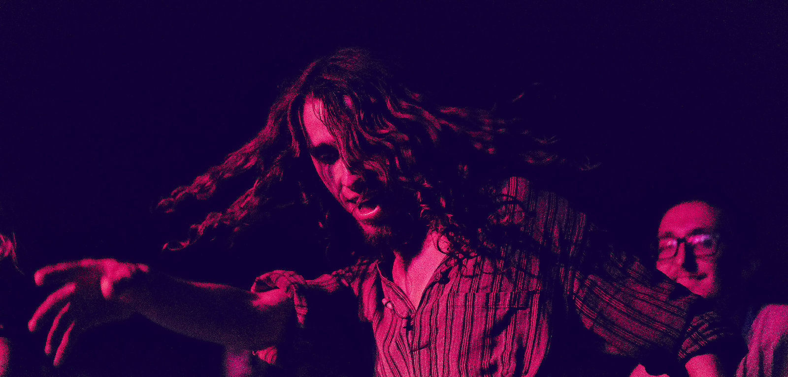 Festiwal Wibracje 3.0. Festiwal Wibracje rokrocznie przyciąga entuzjastów harmonijnego rozwoju, poszukiwaczy wiedzy i pasjonatów życia, spotykających się, by wzajemnie się inspirować i rozwijać swoje potencjały. Kilkutysięczna społeczność charakteryzująca się szczególnym poziomem świadomości rokrocznie wspólnie celebruje radosny czas pośród zieleni drzew, nad słoneczną plażą i w cieniu sosnowego lasu.