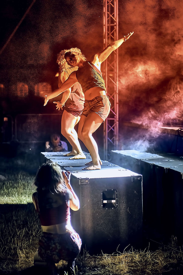 Festiwal Wibracje 3.0. Festiwal Wibracje rokrocznie przyciąga entuzjastów harmonijnego rozwoju, poszukiwaczy wiedzy i pasjonatów życia, spotykających się, by wzajemnie się inspirować i rozwijać swoje potencjały. Kilkutysięczna społeczność charakteryzująca się szczególnym poziomem świadomości rokrocznie wspólnie celebruje radosny czas pośród zieleni drzew, nad słoneczną plażą i w cieniu sosnowego lasu.