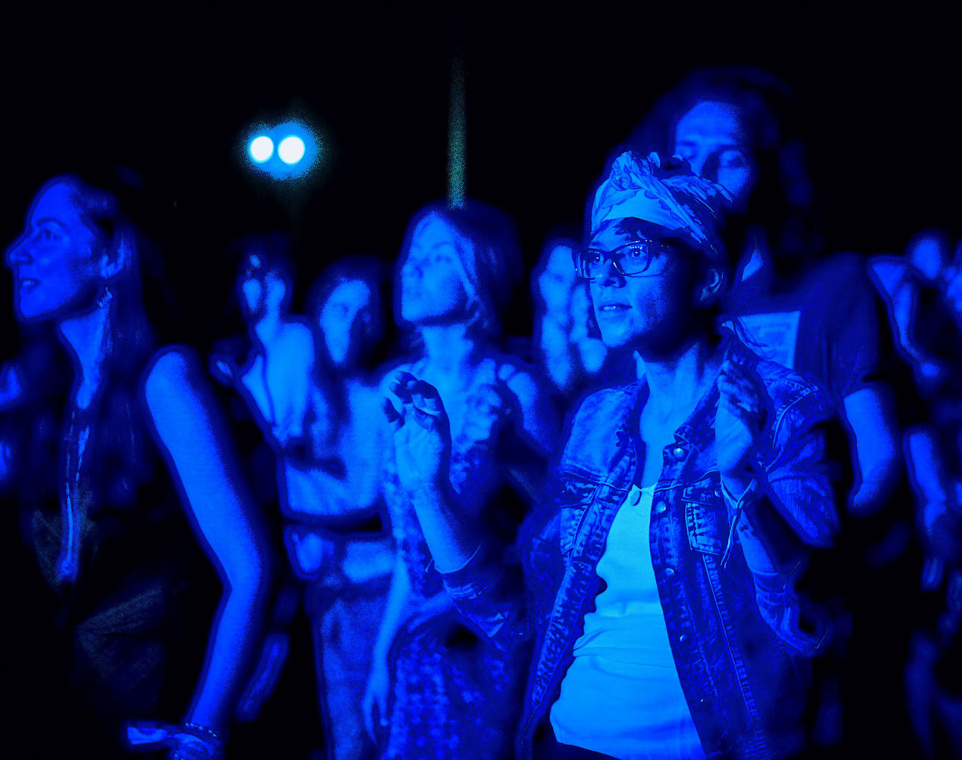 Festiwal Wibracje 3.0. Festiwal Wibracje rokrocznie przyciąga entuzjastów harmonijnego rozwoju, poszukiwaczy wiedzy i pasjonatów życia, spotykających się, by wzajemnie się inspirować i rozwijać swoje potencjały. Kilkutysięczna społeczność charakteryzująca się szczególnym poziomem świadomości rokrocznie wspólnie celebruje radosny czas pośród zieleni drzew, nad słoneczną plażą i w cieniu sosnowego lasu.