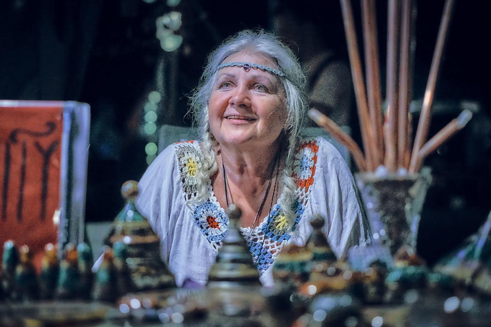 Festiwal Wibracje 3.0. Festiwal Wibracje rokrocznie przyciąga entuzjastów harmonijnego rozwoju, poszukiwaczy wiedzy i pasjonatów życia, spotykających się, by wzajemnie się inspirować i rozwijać swoje potencjały. Kilkutysięczna społeczność charakteryzująca się szczególnym poziomem świadomości rokrocznie wspólnie celebruje radosny czas pośród zieleni drzew, nad słoneczną plażą i w cieniu sosnowego lasu.